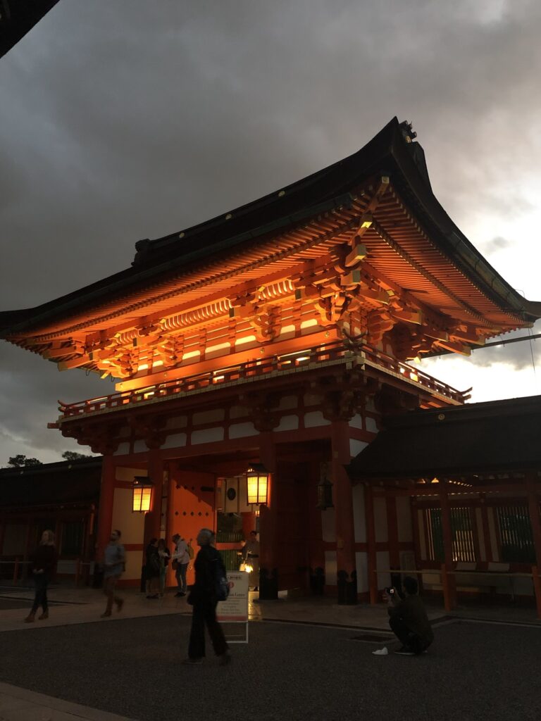 oplyst tempel i Asakusa med mørke skyer bagved