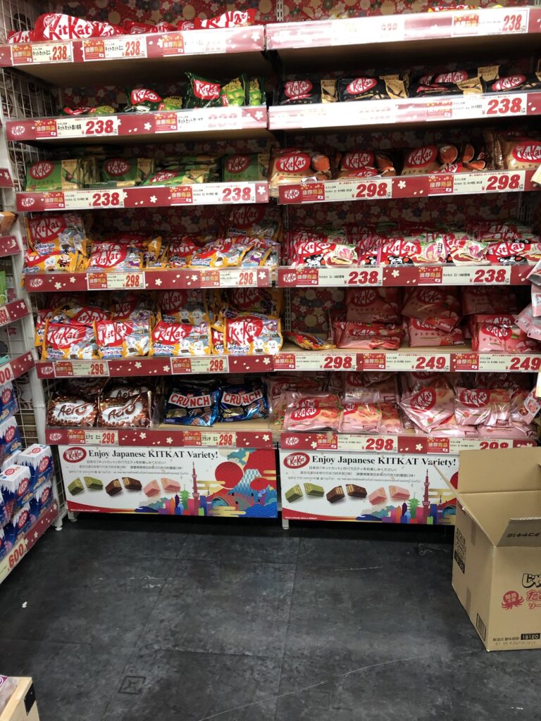 Hel butiksvæg med Kit Kat i Tokyo