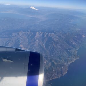 Udsigt fra SAS fly ved indflyvningen til Tokyo. Mount Fiji ses i baggrunden