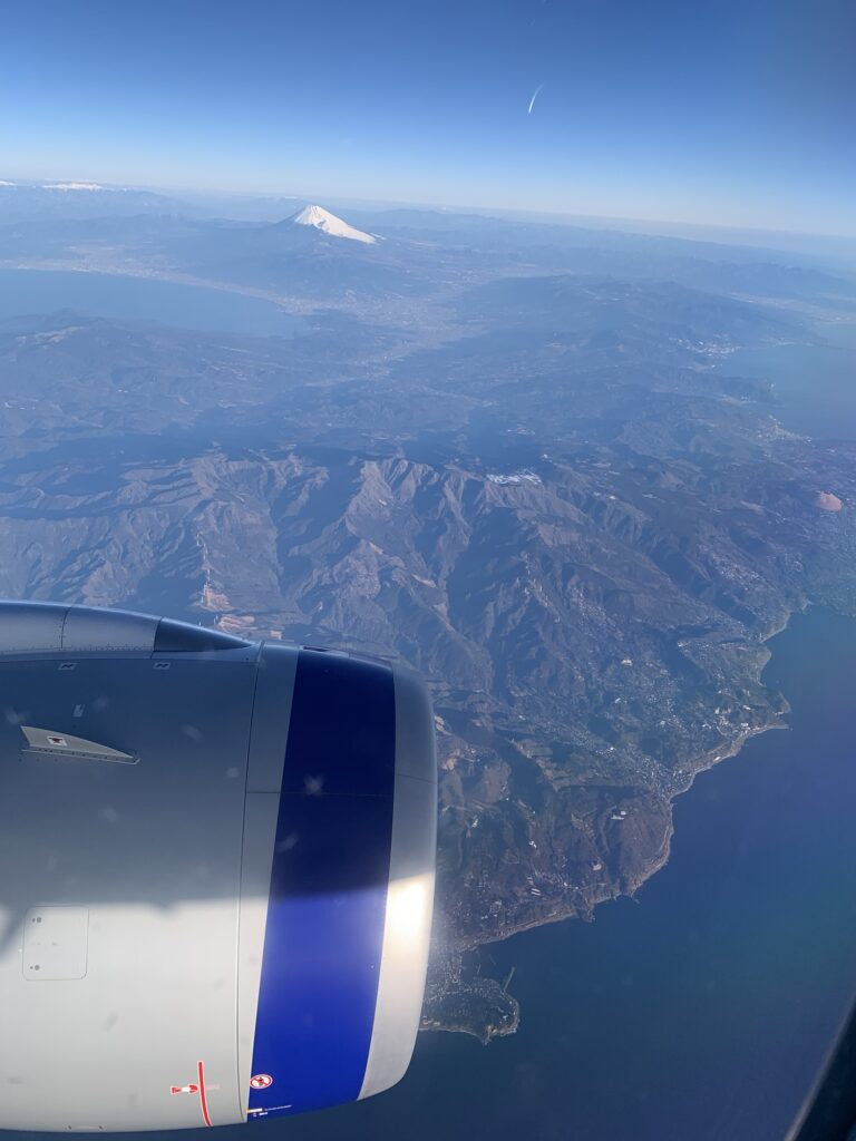 Udsigt fra SAS fly ved indflyvningen til Tokyo. Mount Fiji ses i baggrunden
