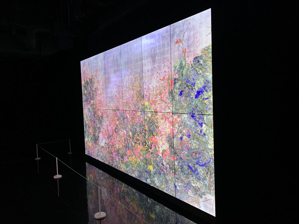 Digitalt maleri i en mørk gang, fra Teamlab Borderless i Tokyo