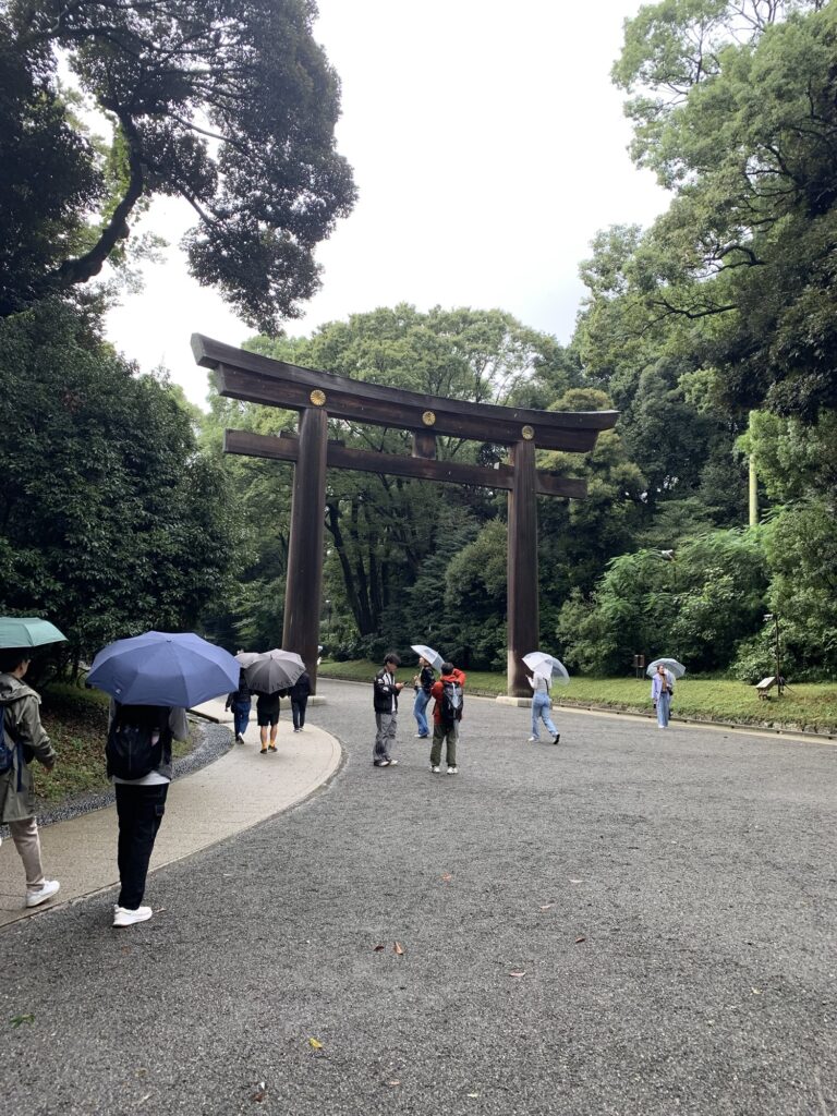 Tori port i brunt træ i Yoyogi parken i Tokyo