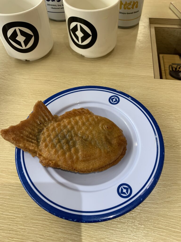 Japansk dessert formet som en fisk, på Kura Sushi i Tokyo