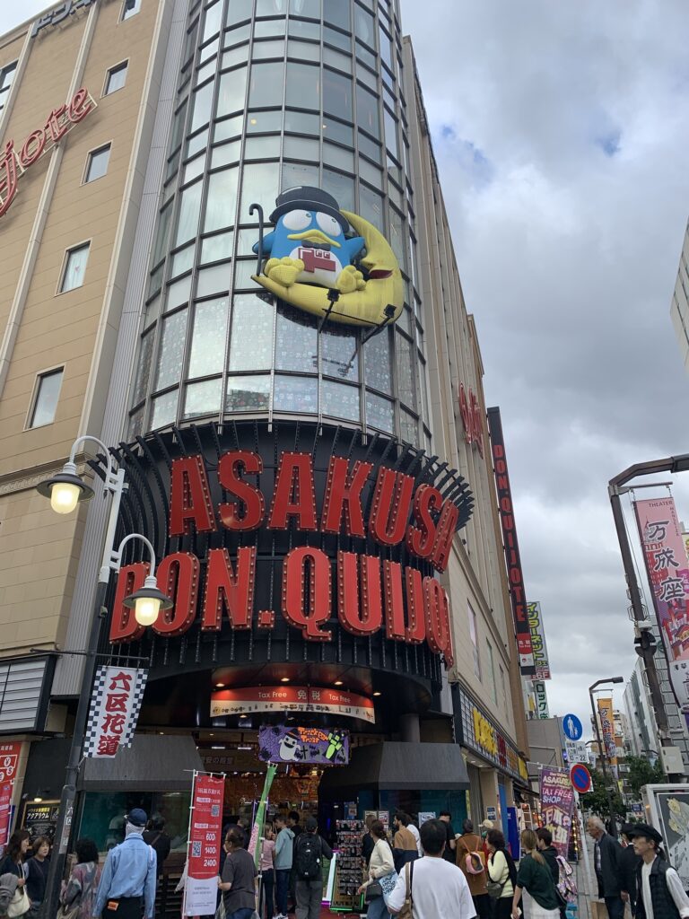 Butiksfacade af Don Quijote i Asakusa Japan