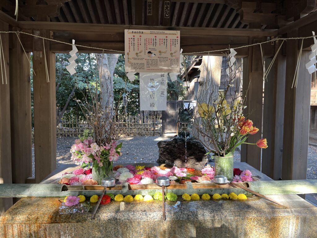 Vaskefad med mange blomster, til håndvansk inden tempelbesøg i Japan.