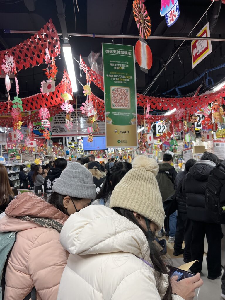 Tæt kø til at betale i Donki butikken i Tokyo