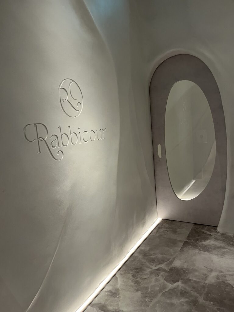 Rabbicour head spa venteværelse med deres logo